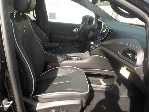 New 2026 Chrysler Pacifica Limited image 16