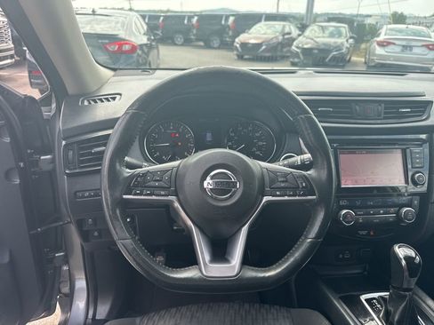 Used 2018 Nissan Rogue SV w/ Premium Package FWD image 12