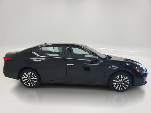 Used 2025 Nissan Altima 2.5 SV FWD image 4
