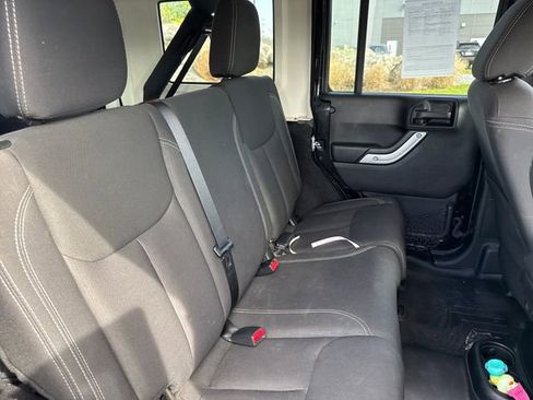 Used 2016 Jeep Wrangler Unlimited Rubicon w/ Connectivity Group AWD/4WD image 15