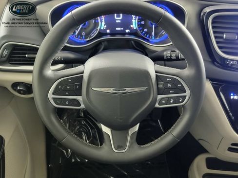 Used 2022 Chrysler Pacifica Touring-L FWD image 27