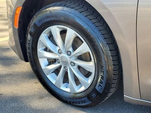 Certified 2018 Chrysler Pacifica Touring-L Plus image 33