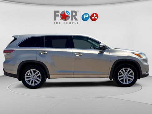 Used 2016 Toyota Highlander LE AWD/4WD image 6