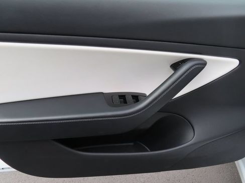 Used 2019 Tesla Model 3 Standard Range RWD image 9