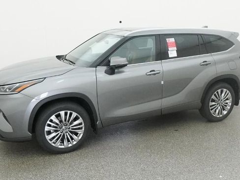 New 2026 Toyota Highlander Platinum AWD/4WD image 2