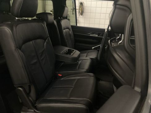 Used 2022 Jeep Wagoneer Series III w/ Rear Seat Entertainment Group AWD/4WD image 21