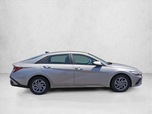 Used 2024 Hyundai Elantra SEL FWD image 5