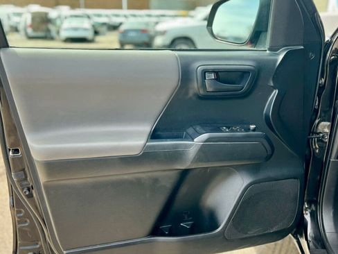 Used 2016 Toyota Tacoma SR image 8