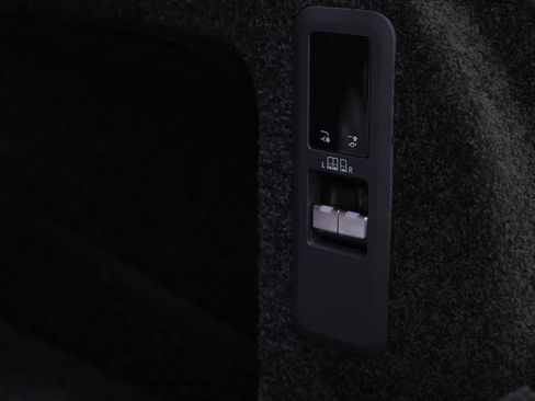 Used 2025 Land Rover Range Rover SE image 47