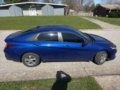 Used 2022 Hyundai Elantra SE image 2