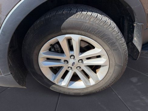 Used 2016 Ford Explorer XLT w/ Equipment Group 202A FWD image 14