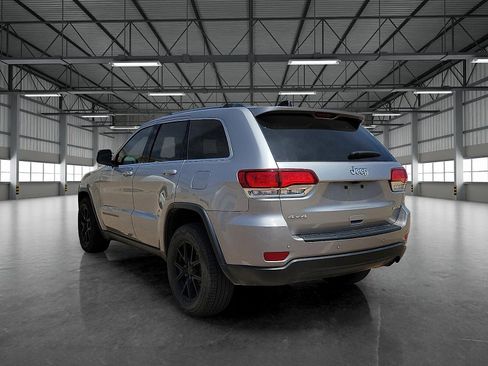 Used 2021 Jeep Grand Cherokee Laredo image 3