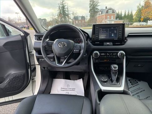 Used 2022 Toyota RAV4 XLE Premium image 17
