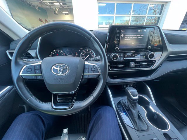 Used 2021 Toyota Highlander XLE AWD/4WD image 14