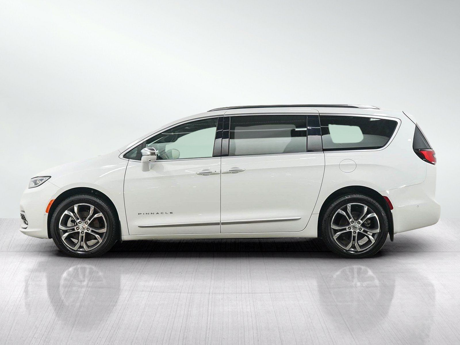 Used 2022 Chrysler Pacifica Pinnacle AWD/4WD image 2