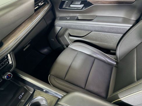 Certified 2025 Chevrolet Suburban Premier AWD/4WD image 22
