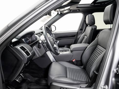 Used 2023 Land Rover Discovery S R-Dynamic image 6