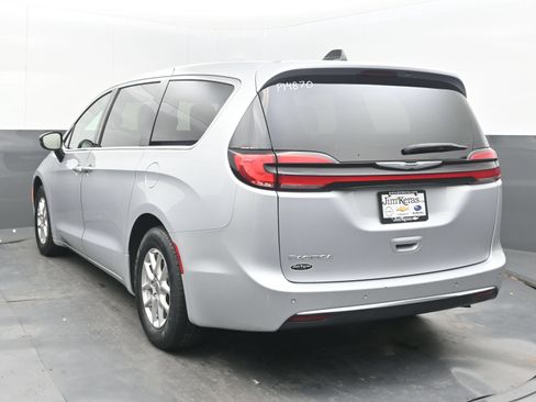 Used 2024 Chrysler Pacifica Touring-L FWD image 8