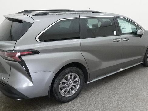 New 2026 Toyota Sienna XLE FWD image 8