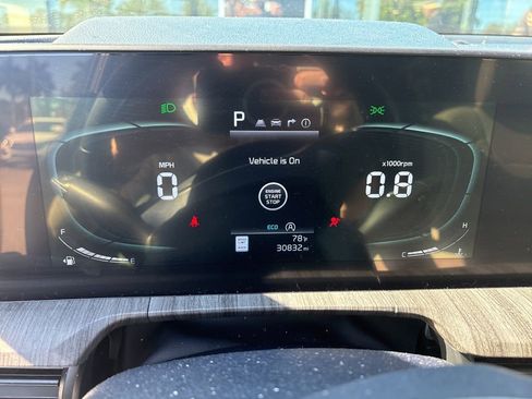 Used 2024 Kia Telluride EX w/ EX Captain's Chair Package image 27