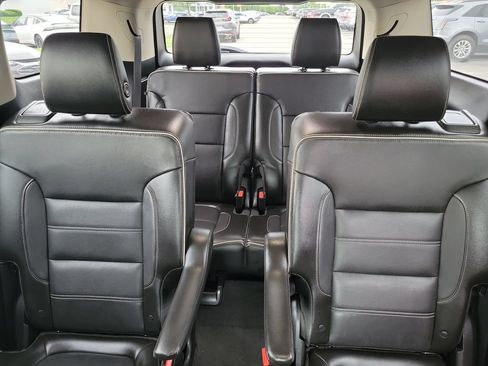Used 2019 GMC Acadia Denali w/ Technology Package FWD image 11