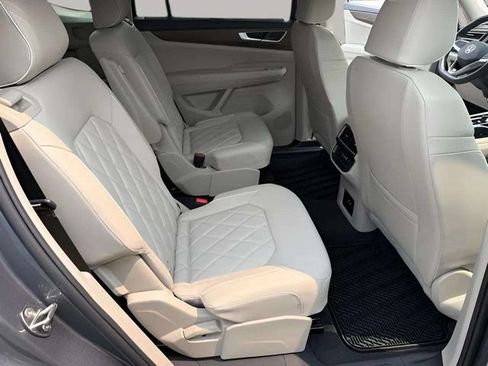 Certified 2025 Volkswagen Atlas SEL Premium R-Line AWD/4WD image 32