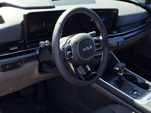 New 2026 Kia Carnival FWD image 7