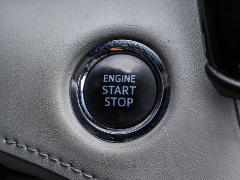 Used 2022 Toyota Highlander LE AWD/4WD image 11