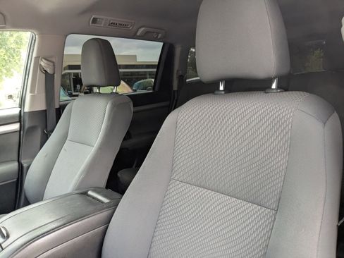 Used 2019 Toyota Highlander LE FWD image 6