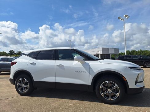 Used 2025 Chevrolet Blazer LT FWD image 3