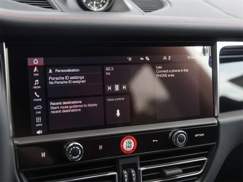 Certified 2025 Porsche Macan image 24