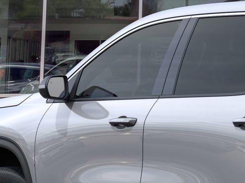 New 2025 Chevrolet Traverse LT w/ Driver Confidence Package FWD image 12