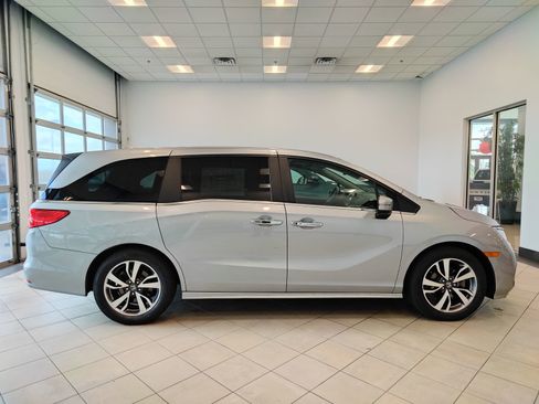 Used 2023 Honda Odyssey Touring image 2