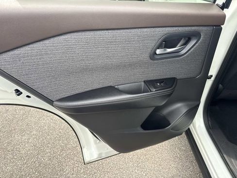 Used 2023 Nissan Rogue SV AWD/4WD image 17