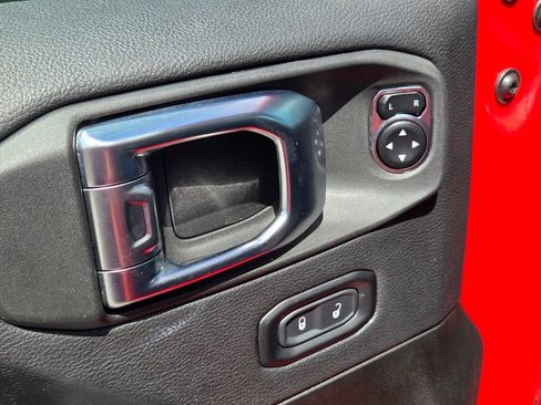 Used 2025 Jeep Wrangler Unlimited Sahara AWD/4WD image 15
