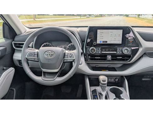 Used 2024 Toyota Highlander XLE image 26