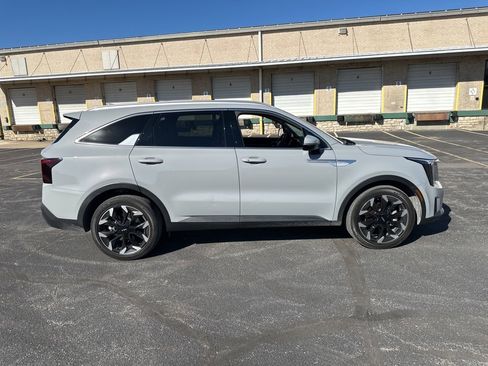 Certified 2024 Kia Sorento EX w/ Panoramic Sunroof Package image 5