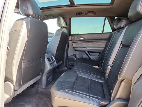 Used 2021 Volkswagen Atlas Cross Sport SE w/ Panoramic Sunroof Package FWD image 12