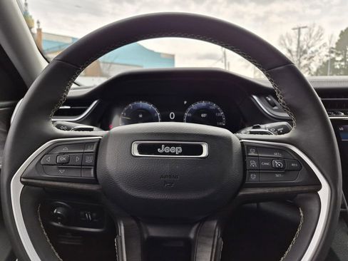 Used 2023 Jeep Grand Cherokee Limited w/ Black Appearance Package image 19