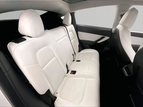 Used 2022 Tesla Model Y Long Range image 21