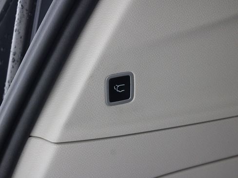 Used 2024 Chrysler Pacifica Touring-L FWD image 24
