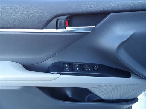 Used 2018 Toyota Camry SE image 11