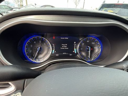 Used 2022 Chrysler Pacifica Touring-L w/ Uconnect Theater Family Group FWD image 27