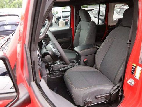 Used 2025 Jeep Wrangler Unlimited Sahara AWD/4WD image 8