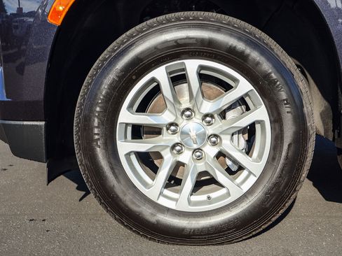 Used 2024 Chevrolet Suburban LT image 19