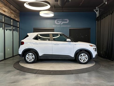 Used 2022 Hyundai Venue SE FWD image 2