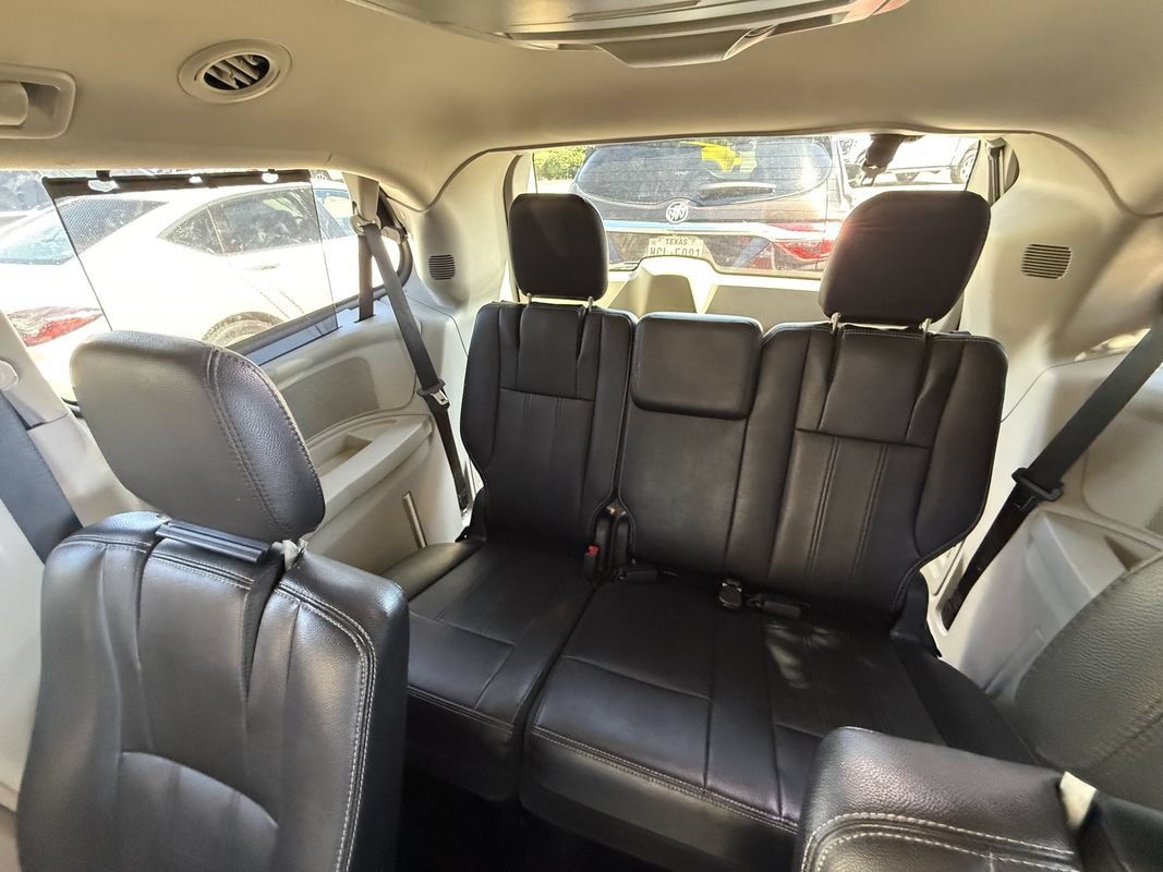 Used 2016 Chrysler Town & Country Touring FWD image 10