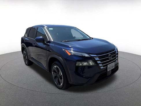 Used 2025 Nissan Rogue SV FWD image 3
