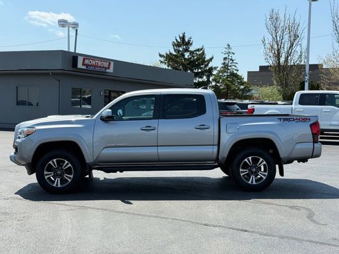 Used 2019 Toyota Tacoma TRD Sport AWD/4WD image 6