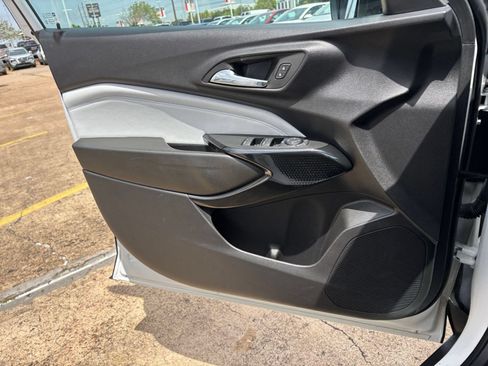 Used 2025 Chevrolet Trax LT FWD image 18